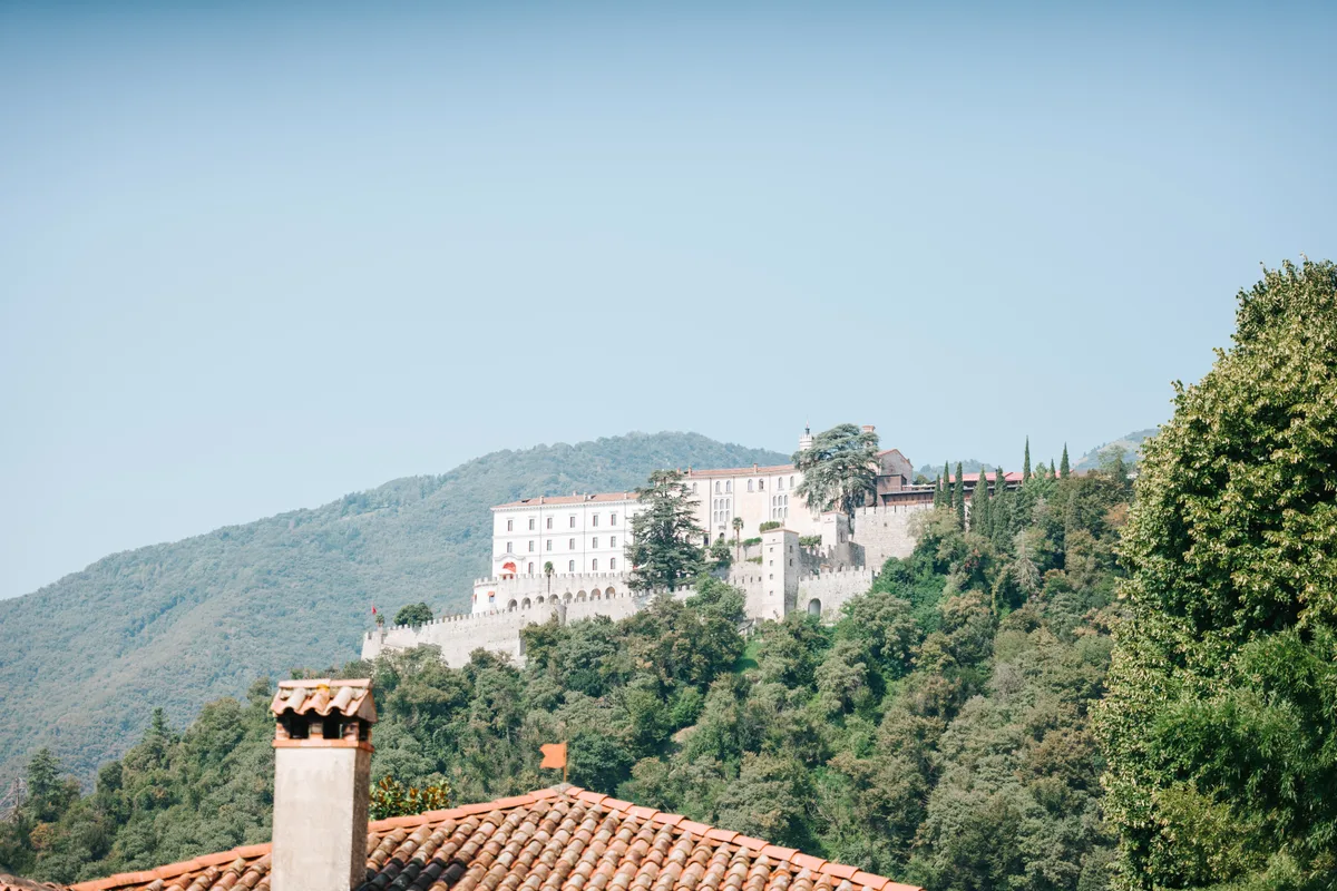 Il castello e le colline verdi sopra Cison di Valmarino